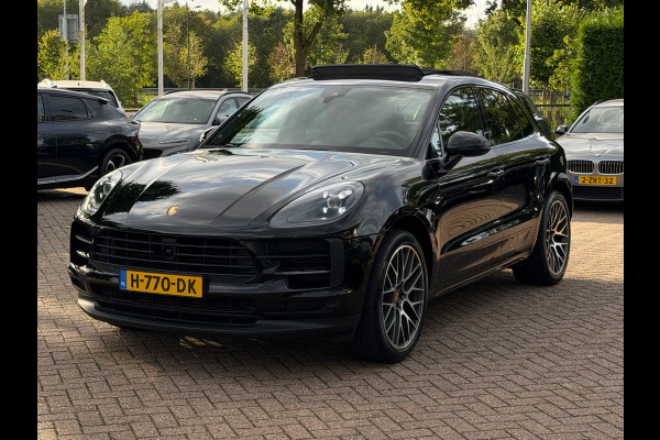 Porsche Macan 2.0 / Trekhaak / Panoramadak / Camera / Adaptieve Stoelen / Luchtvering / 21'' / Bose / Sportchrono / CarPlay / Dodehoek / DAB / ACC