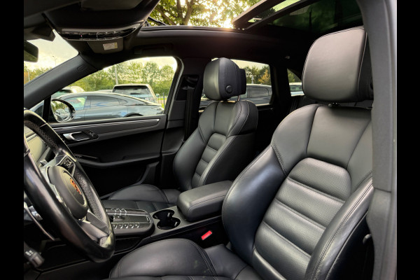 Porsche Macan 2.0 / Trekhaak / Panoramadak / Camera / Adaptieve Stoelen / Luchtvering / 21'' / Bose / Sportchrono / CarPlay / Dodehoek / DAB / ACC