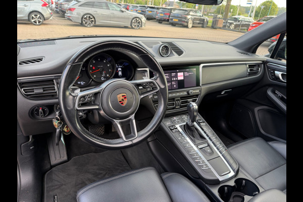 Porsche Macan 2.0 / Trekhaak / Panoramadak / Camera / Adaptieve Stoelen / Luchtvering / 21'' / Bose / Sportchrono / CarPlay / Dodehoek / DAB / ACC