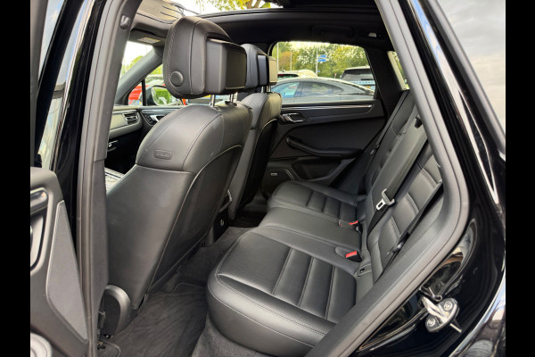 Porsche Macan 2.0 / Trekhaak / Panoramadak / Camera / Adaptieve Stoelen / Luchtvering / 21'' / Bose / Sportchrono / CarPlay / Dodehoek / DAB / ACC