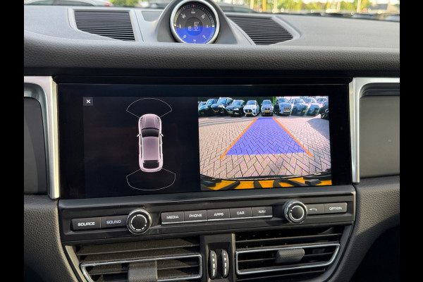 Porsche Macan 2.0 / Trekhaak / Panoramadak / Camera / Adaptieve Stoelen / Luchtvering / 21'' / Bose / Sportchrono / CarPlay / Dodehoek / DAB / ACC