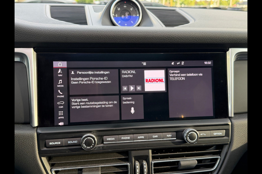 Porsche Macan 2.0 / Trekhaak / Panoramadak / Camera / Adaptieve Stoelen / Luchtvering / 21'' / Bose / Sportchrono / CarPlay / Dodehoek / DAB / ACC
