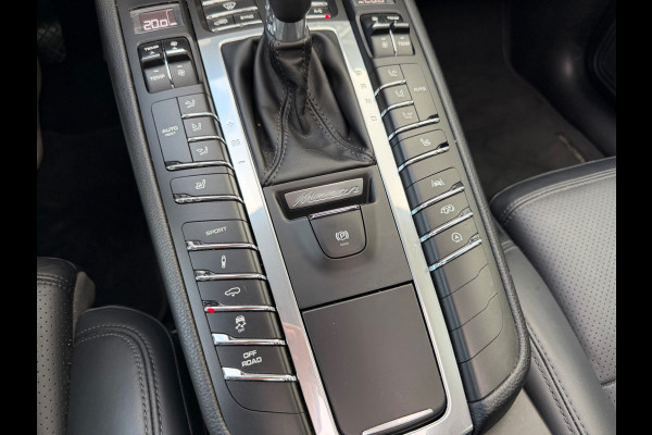 Porsche Macan 2.0 / Trekhaak / Panoramadak / Camera / Adaptieve Stoelen / Luchtvering / 21'' / Bose / Sportchrono / CarPlay / Dodehoek / DAB / ACC