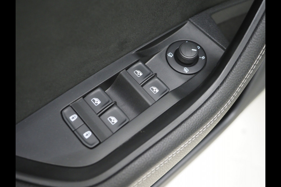 Škoda Superb Combi 1.4 TSI iV Sportline | Leder/Alcantara | Trekhaak | Carbon | Memory | Sfeerlicht | Keyless | Adaptive Cruise