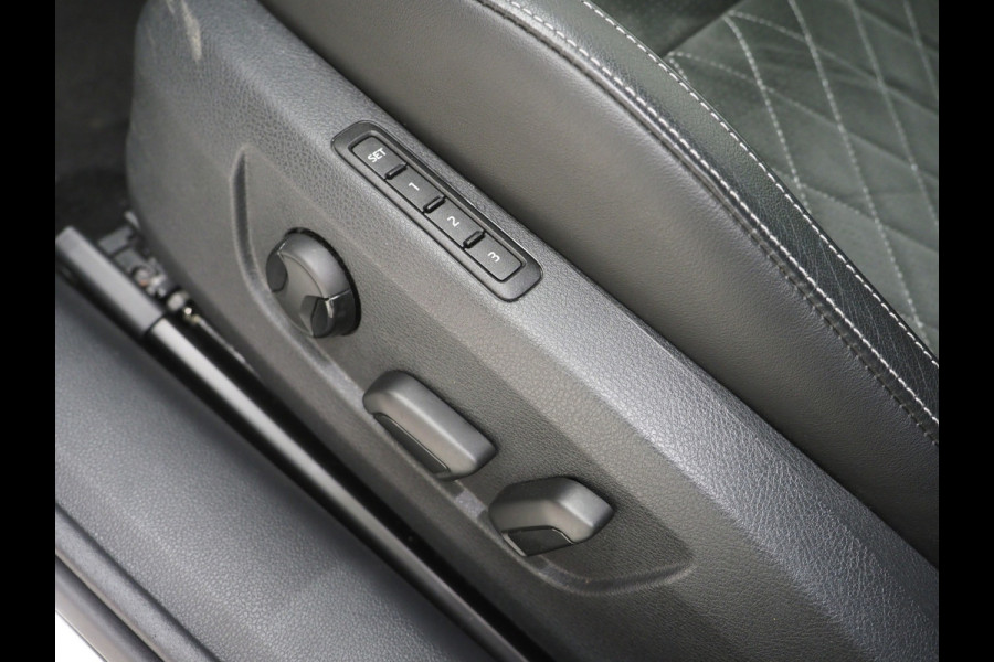 Škoda Superb Combi 1.4 TSI iV Sportline | Leder/Alcantara | Trekhaak | Carbon | Memory | Sfeerlicht | Keyless | Adaptive Cruise