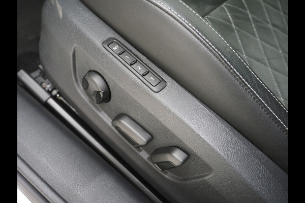 Škoda Superb Combi 1.4 TSI iV Sportline | Leder/Alcantara | Trekhaak | Carbon | Memory | Sfeerlicht | Keyless | Adaptive Cruise