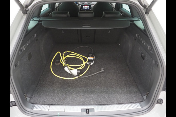 Škoda Superb Combi 1.4 TSI iV Sportline | Leder/Alcantara | Trekhaak | Carbon | Memory | Sfeerlicht | Keyless | Adaptive Cruise