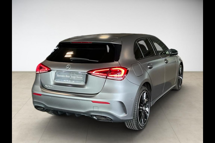 Mercedes-Benz A-Klasse 250e AMG MAGNO GRAU ** NIGHT, PANO, MBUX+, MULTIBEAM LED, 19-inch LMV,  ** 1e EIG - 34.500km. ** ** INFORMEER OOK NAAR ONZE AANTREKKELIJKE FINANCIAL-LEASE TARIEVEN **