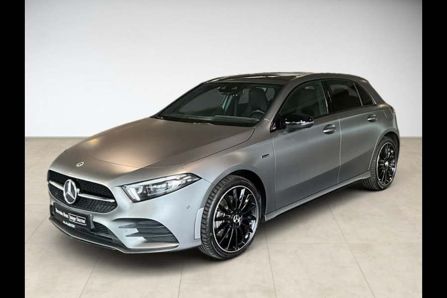 Mercedes-Benz A-Klasse 250e AMG MAGNO GRAU ** NIGHT, PANO, MBUX+, MULTIBEAM LED, 19-inch LMV,  ** 1e EIG - 34.500km. ** ** INFORMEER OOK NAAR ONZE AANTREKKELIJKE FINANCIAL-LEASE TARIEVEN **