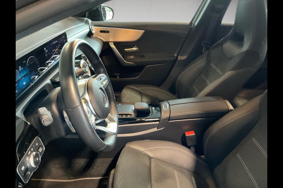 Mercedes-Benz A-Klasse 250e AMG MAGNO GRAU ** NIGHT, PANO, MBUX+, MULTIBEAM LED, 19-inch LMV,  ** 1e EIG - 34.500km. ** ** INFORMEER OOK NAAR ONZE AANTREKKELIJKE FINANCIAL-LEASE TARIEVEN **