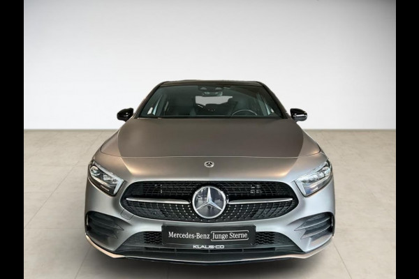 Mercedes-Benz A-Klasse 250e AMG MAGNO GRAU ** NIGHT, PANO, MBUX+, MULTIBEAM LED, 19-inch LMV,  ** 1e EIG - 34.500km. ** ** INFORMEER OOK NAAR ONZE AANTREKKELIJKE FINANCIAL-LEASE TARIEVEN **