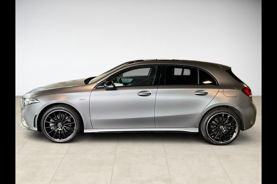 Mercedes-Benz A-Klasse 250e AMG MAGNO GRAU ** NIGHT, PANO, MBUX+, MULTIBEAM LED, 19-inch LMV,  ** 1e EIG - 34.500km. ** ** INFORMEER OOK NAAR ONZE AANTREKKELIJKE FINANCIAL-LEASE TARIEVEN **