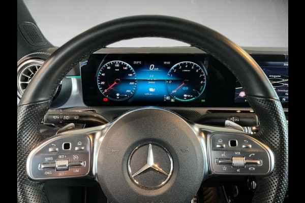 Mercedes-Benz A-Klasse 250e AMG MAGNO GRAU ** NIGHT, PANO, MBUX+, MULTIBEAM LED, 19-inch LMV,  ** 1e EIG - 34.500km. ** ** INFORMEER OOK NAAR ONZE AANTREKKELIJKE FINANCIAL-LEASE TARIEVEN **