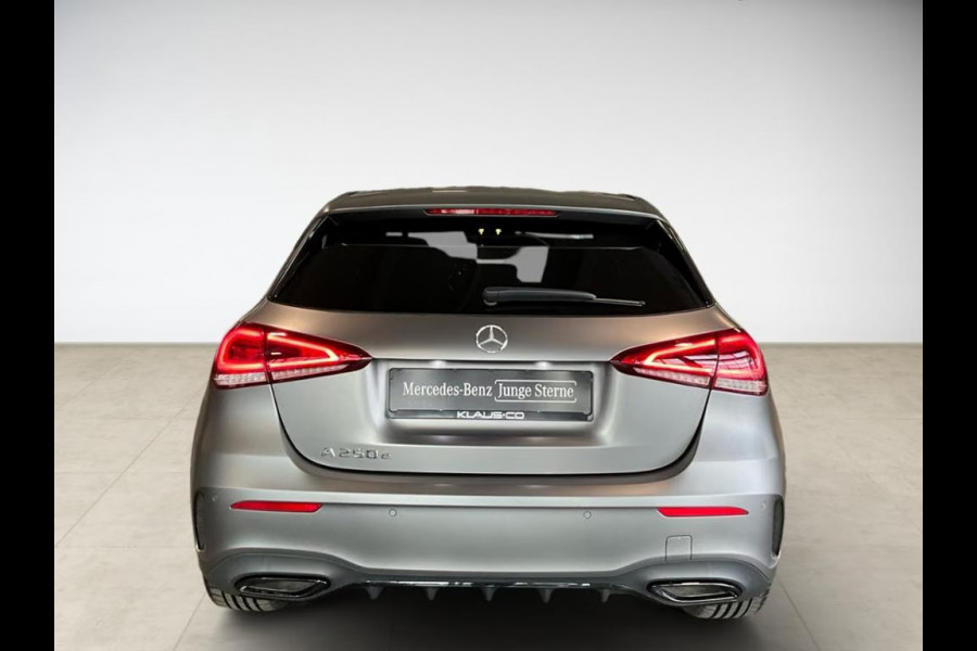 Mercedes-Benz A-Klasse 250e AMG MAGNO GRAU ** NIGHT, PANO, MBUX+, MULTIBEAM LED, 19-inch LMV,  ** 1e EIG - 34.500km. ** ** INFORMEER OOK NAAR ONZE AANTREKKELIJKE FINANCIAL-LEASE TARIEVEN **