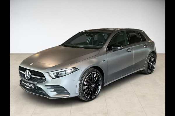 Mercedes-Benz A-Klasse 250e AMG MAGNO GRAU ** NIGHT, PANO, MBUX+, MULTIBEAM LED, 19-inch LMV,  ** 1e EIG - 34.500km. ** ** INFORMEER OOK NAAR ONZE AANTREKKELIJKE FINANCIAL-LEASE TARIEVEN **