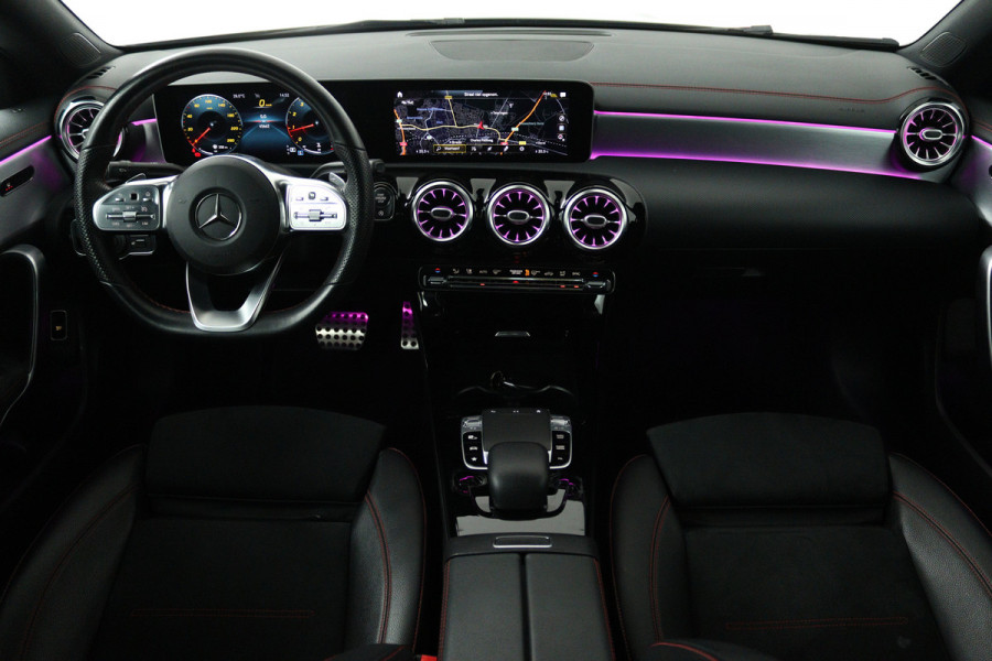 Mercedes-Benz CLA-Klasse 180 Business Solution AMG (SFEERVERLICHTING, CAMERA, STOELVERWARMING, NAVIGATIE)