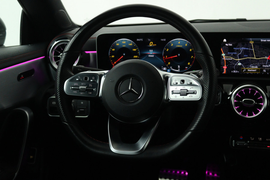 Mercedes-Benz CLA-Klasse 180 Business Solution AMG (SFEERVERLICHTING, CAMERA, STOELVERWARMING, NAVIGATIE)