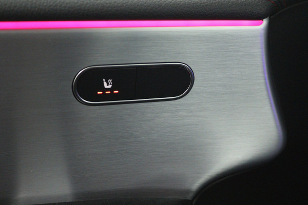 Mercedes-Benz CLA-Klasse 180 Business Solution AMG (SFEERVERLICHTING, CAMERA, STOELVERWARMING, NAVIGATIE)