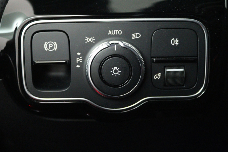 Mercedes-Benz CLA-Klasse 180 Business Solution AMG (SFEERVERLICHTING, CAMERA, STOELVERWARMING, NAVIGATIE)