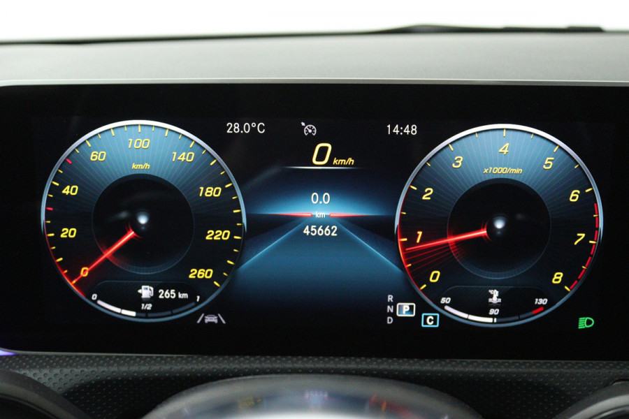 Mercedes-Benz CLA-Klasse 180 Business Solution AMG (SFEERVERLICHTING, CAMERA, STOELVERWARMING, NAVIGATIE)