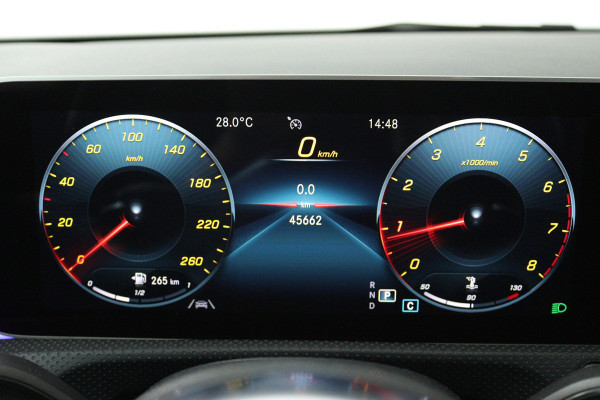 Mercedes-Benz CLA-Klasse 180 Business Solution AMG (SFEERVERLICHTING, CAMERA, STOELVERWARMING, NAVIGATIE)