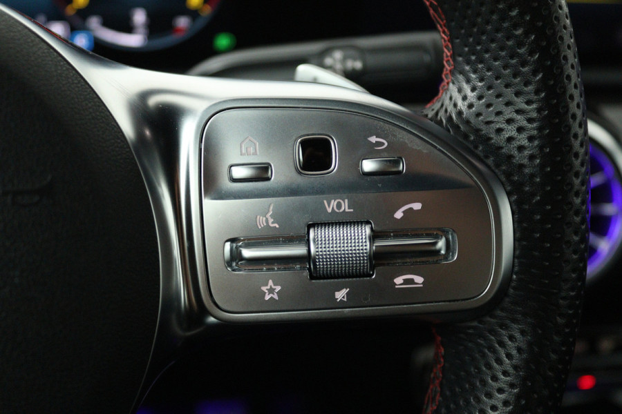 Mercedes-Benz CLA-Klasse 180 Business Solution AMG (SFEERVERLICHTING, CAMERA, STOELVERWARMING, NAVIGATIE)