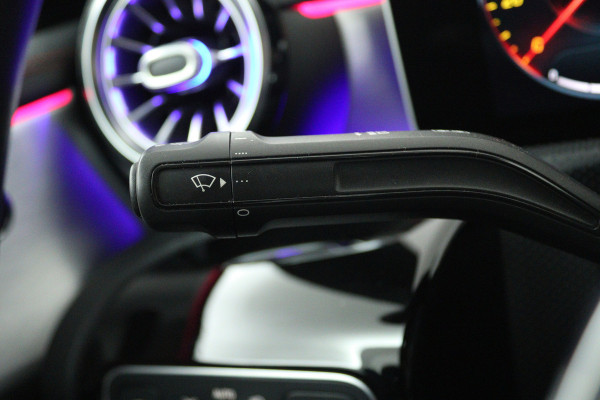 Mercedes-Benz CLA-Klasse 180 Business Solution AMG (SFEERVERLICHTING, CAMERA, STOELVERWARMING, NAVIGATIE)