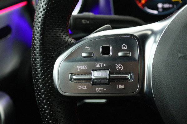 Mercedes-Benz CLA-Klasse 180 Business Solution AMG (SFEERVERLICHTING, CAMERA, STOELVERWARMING, NAVIGATIE)