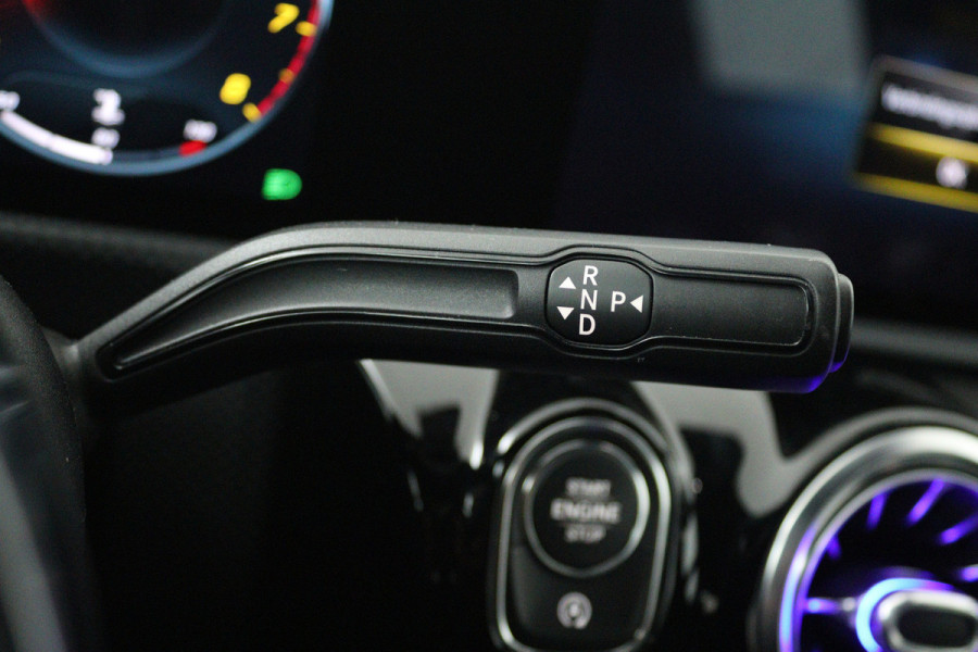 Mercedes-Benz CLA-Klasse 180 Business Solution AMG (SFEERVERLICHTING, CAMERA, STOELVERWARMING, NAVIGATIE)