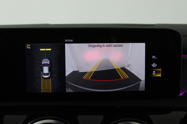 Mercedes-Benz CLA-Klasse 180 Business Solution AMG (SFEERVERLICHTING, CAMERA, STOELVERWARMING, NAVIGATIE)