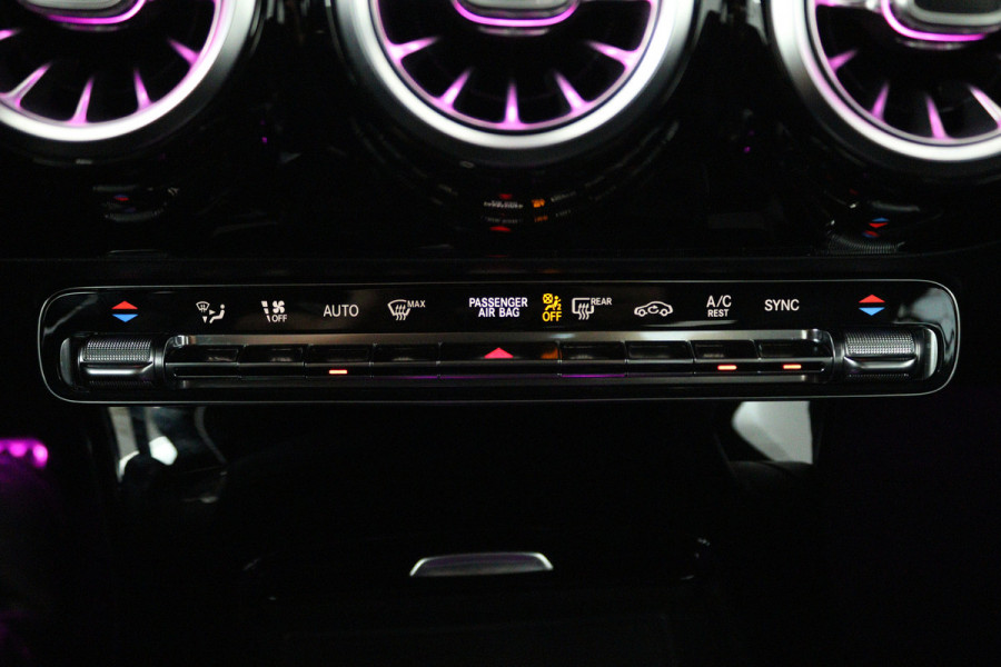 Mercedes-Benz CLA-Klasse 180 Business Solution AMG (SFEERVERLICHTING, CAMERA, STOELVERWARMING, NAVIGATIE)