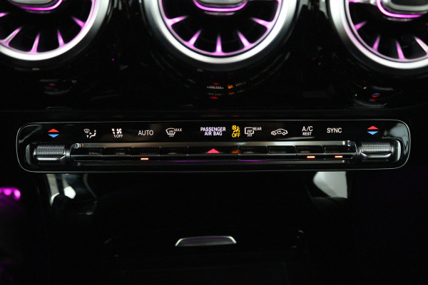 Mercedes-Benz CLA-Klasse 180 Business Solution AMG (SFEERVERLICHTING, CAMERA, STOELVERWARMING, NAVIGATIE)
