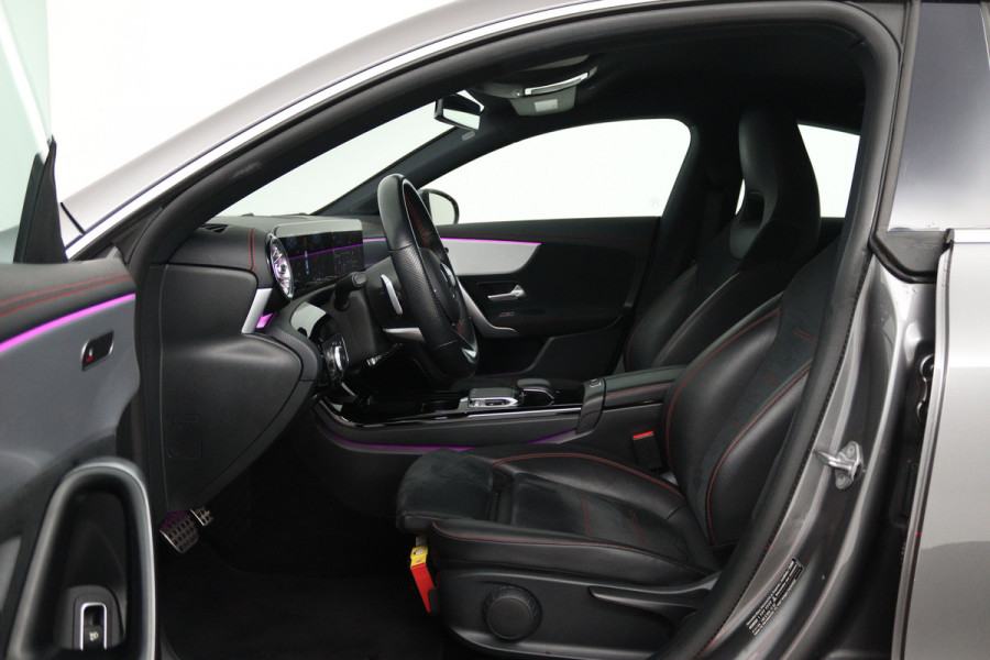 Mercedes-Benz CLA-Klasse 180 Business Solution AMG (SFEERVERLICHTING, CAMERA, STOELVERWARMING, NAVIGATIE)
