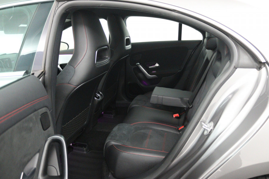 Mercedes-Benz CLA-Klasse 180 Business Solution AMG (SFEERVERLICHTING, CAMERA, STOELVERWARMING, NAVIGATIE)