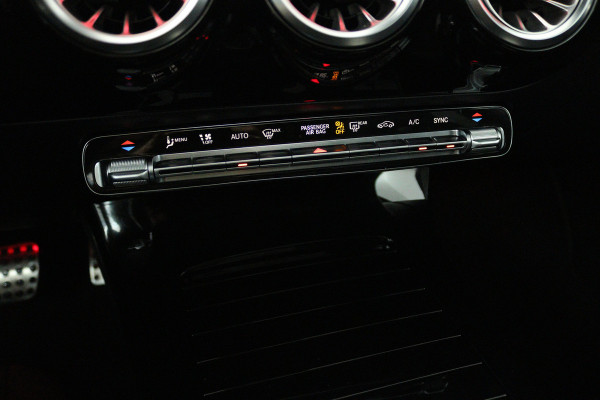 Mercedes-Benz CLA-Klasse Shooting Brake 180 AMG Line (PANORAMADAK, SFEERVERLICHTING, STOELVERWARMING, CAMERA)