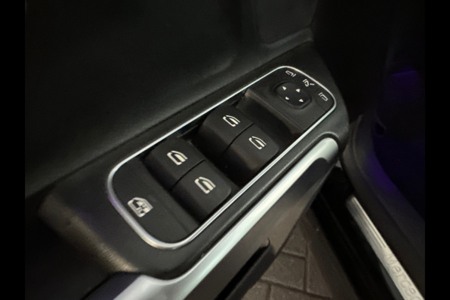 Mercedes-Benz Glb 200 AMG Pano|Carbon|Dodehoek|Stoelverwarming|Sfeer|Camera