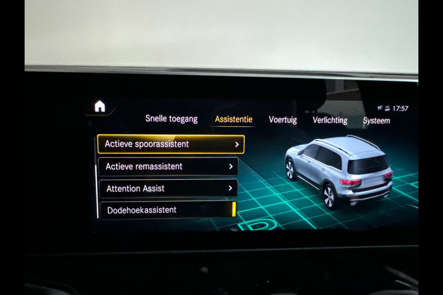 Mercedes-Benz Glb 200 AMG Pano|Carbon|Dodehoek|Stoelverwarming|Sfeer|Camera