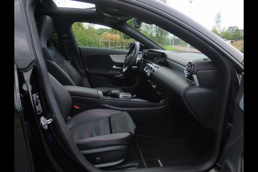 Mercedes-Benz CLA-Klasse Shooting Brake 200 Business Solution AMG | Panoramadak | Camera | Sfeerverlichting | Apple Carplay | Burmester |