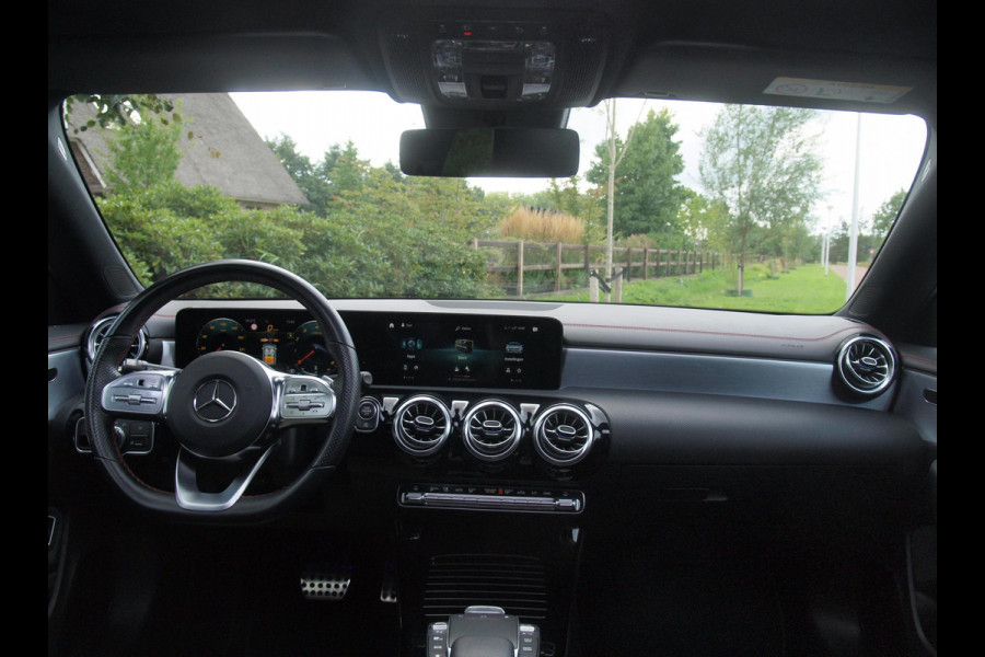 Mercedes-Benz CLA-Klasse Shooting Brake 200 Business Solution AMG | Panoramadak | Camera | Sfeerverlichting | Apple Carplay | Burmester |