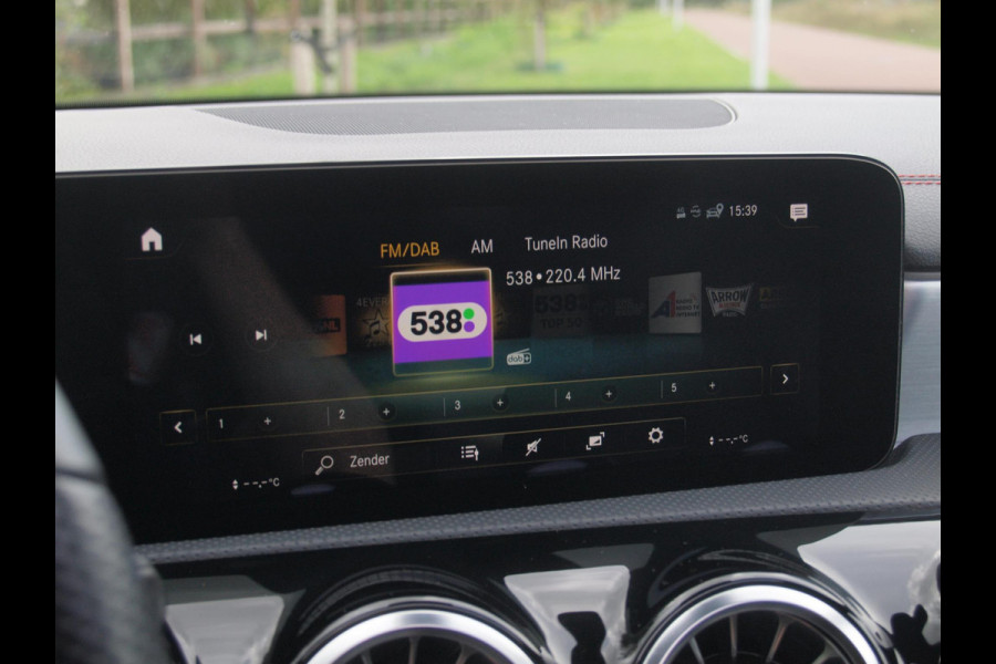 Mercedes-Benz CLA-Klasse Shooting Brake 200 Business Solution AMG | Panoramadak | Camera | Sfeerverlichting | Apple Carplay | Burmester |