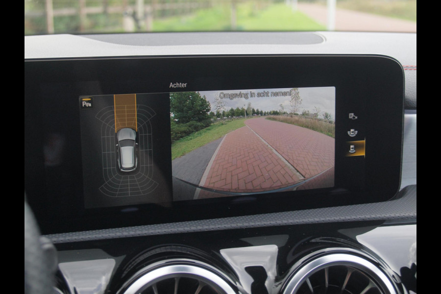 Mercedes-Benz CLA-Klasse Shooting Brake 200 Business Solution AMG | Panoramadak | Camera | Sfeerverlichting | Apple Carplay | Burmester |
