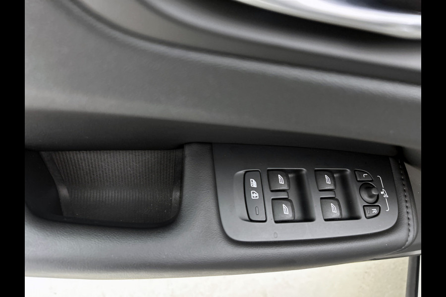 Volvo XC60 2.0 T6 Plug-in LongRange / AWD Plus Bright / Trekhaak / Panoramadak / Pdc+Camera / NL.Auto / Stoel-Stuurverwarming / Apk 02-2028