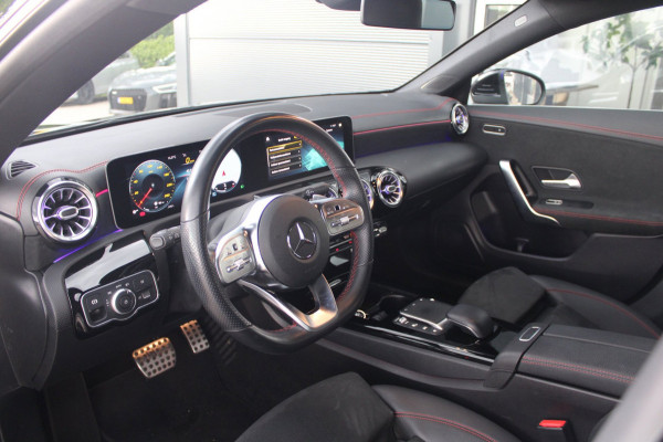 Mercedes-Benz CLA-Klasse Shooting Brake 200 AMG Line | Sfeer | Stoelverwarming | Blind spot