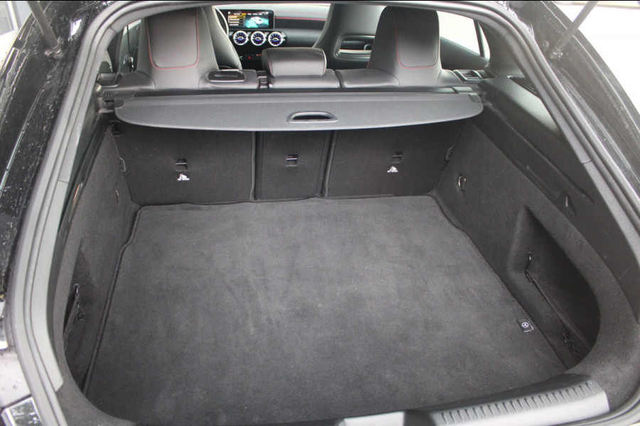 Mercedes-Benz CLA-Klasse Shooting Brake 200 AMG Line | Sfeer | Stoelverwarming | Blind spot