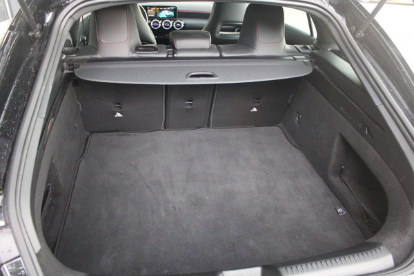 Mercedes-Benz CLA-Klasse Shooting Brake 200 AMG Line | Sfeer | Stoelverwarming | Blind spot