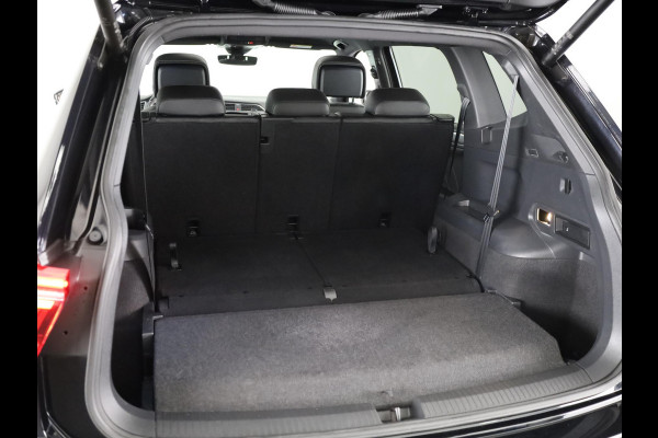 Volkswagen Tiguan Allspace 1.5 TSI R-Line Business+ 7p. |150 pk Automaat (DSG) |R-line  | Navigatie | Matrix LED koplampen | Stoel + Stuur verwarming| Panoramadak | Achteruit rijcamera | Parkeersensoren