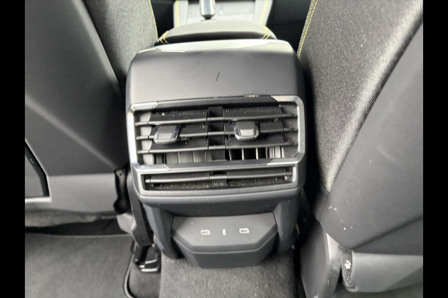 Lynk & Co 01 1.5 Core | NIEUW MODEL! | FABRIEKSGARANTIE T/M 2030! | CAMERA| STOELVERWARMING| APPLE CARPLAY| ADAPTIVE CRUISE CONTROL|