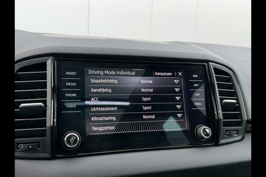 Škoda Karoq 1.5 TSI 150pk ACT DSG Sportline | Pano dak | Acc | Camera