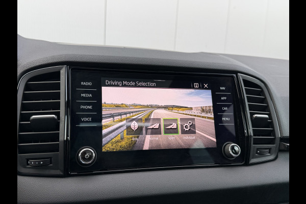 Škoda Karoq 1.5 TSI 150pk ACT DSG Sportline | Pano dak | Acc | Camera