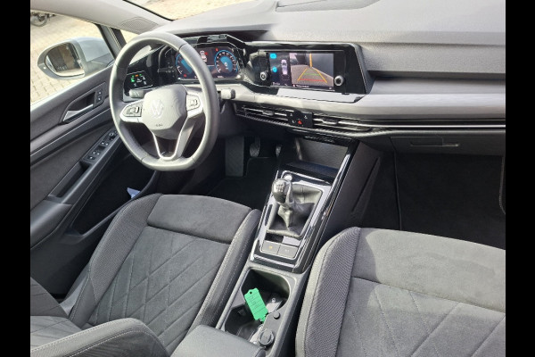 Volkswagen Golf 1.5 TSI 130pk Style * LAGE KMSTAND 26.000KM! * ParkeerCamera * Adaptieve Cruise Control *